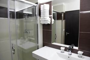Comfort Double Room, City View | Bathroom - Pension Dvořák (Karlovy Vary)