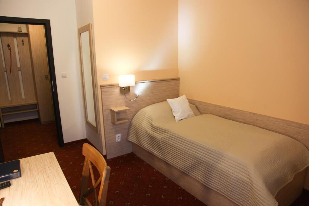 Yhden hengen comfort-huone, näköala pihalle