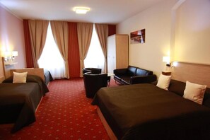 Comfort Quadruple Room, City View | In-room safe, blackout drapes, free WiFi - Pension Dvořák (Karlovy Vary)