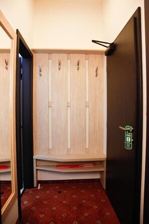 Chambre Quadruple Confort, vue ville | Intérieur