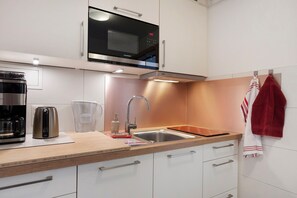 Kühlschrank, Mikrowelle, Herdplatte, Geschirrspüler