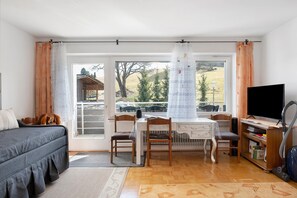 Fernseher, Tischtennisplatte