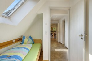 Iron/ironing board, WiFi, bed sheets - Holiday Home 'Ferienhaus Hensler' with Mountain View, Private Terrace and Wi-Fi (Hinterzarten)