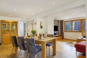 Dining - Holiday Home 'Ferienhaus Hensler' with Mountain View, Private Terrace and Wi-Fi (Hinterzarten)