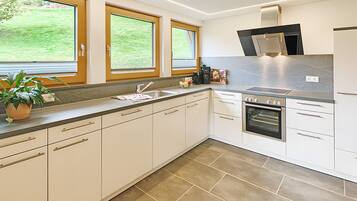 Kjøleskap, ovn, kokeplater og oppvaskmaskin