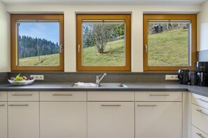 Interior - Holiday Home 'Ferienhaus Hensler' with Mountain View, Private Terrace and Wi-Fi (Hinterzarten)