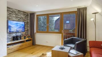 Een televisie, een dvd-speler en een stereo