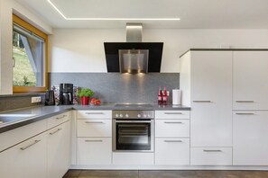 Réfrigérateur, four, plaque de cuisson, lave-vaisselle