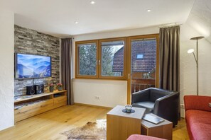 TV, DVD player, stereo - Holiday Home 'Ferienhaus Hensler' with Mountain View, Private Terrace and Wi-Fi (Hinterzarten)
