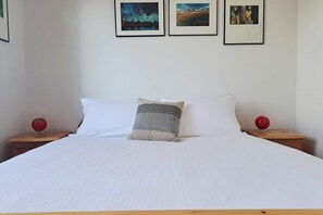 1 habitación y tabla de planchar con plancha 