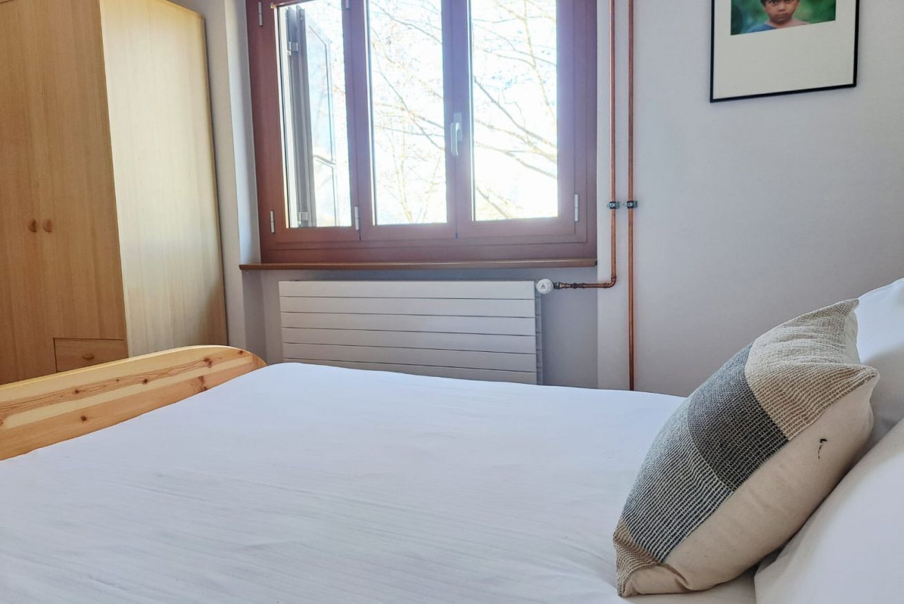 1 habitación y tabla de planchar con plancha 