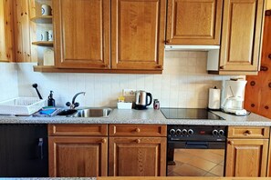 Refrigerador, microondas y tostadora 