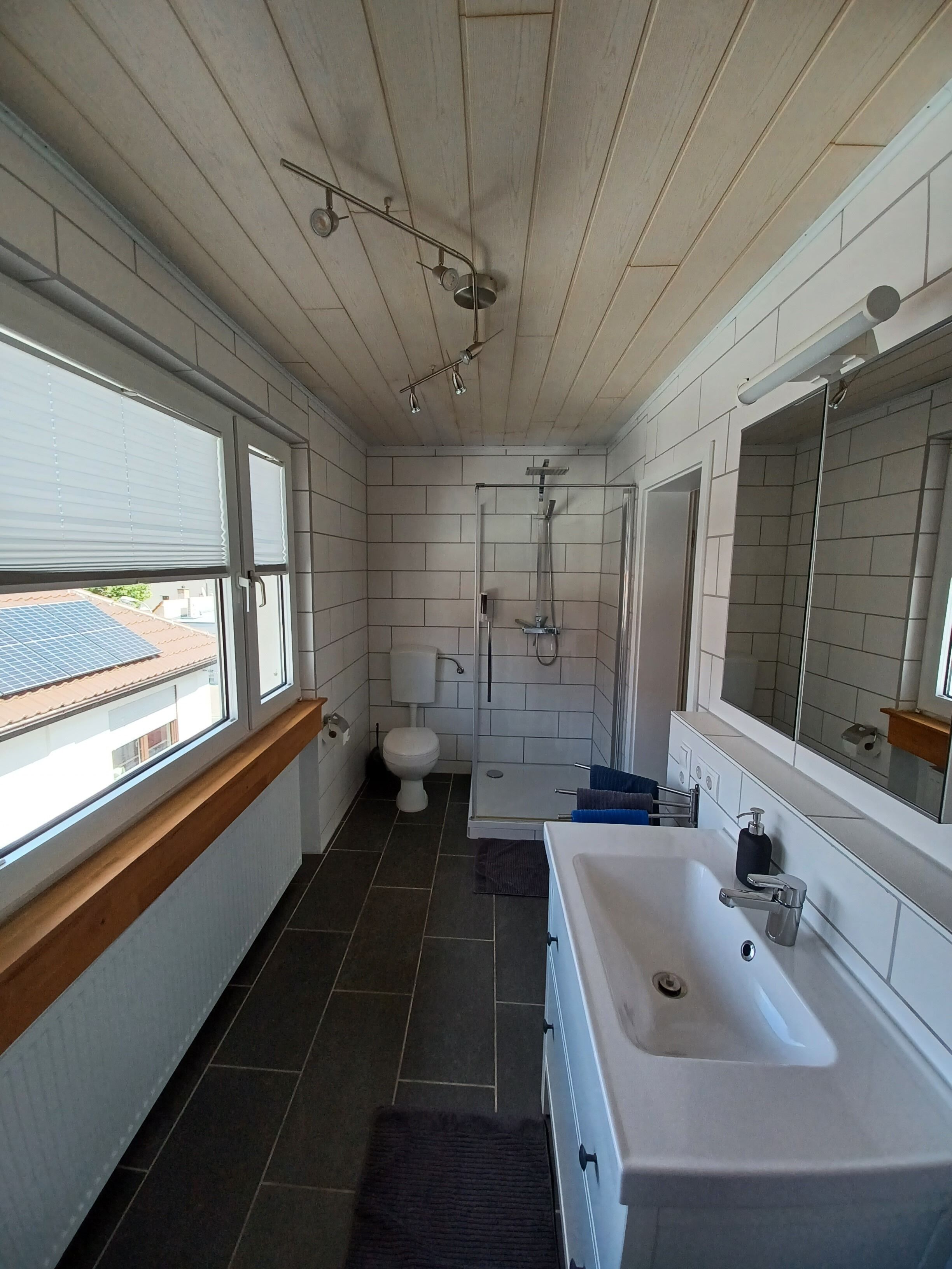 Haartrockner, Handtücher, Seife, Toilettenpapier