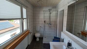 Haartrockner, Handtücher, Seife, Toilettenpapier
