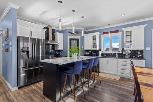 Family-Friendly 3BR, HotTub, Patio, Bar, Fireplace