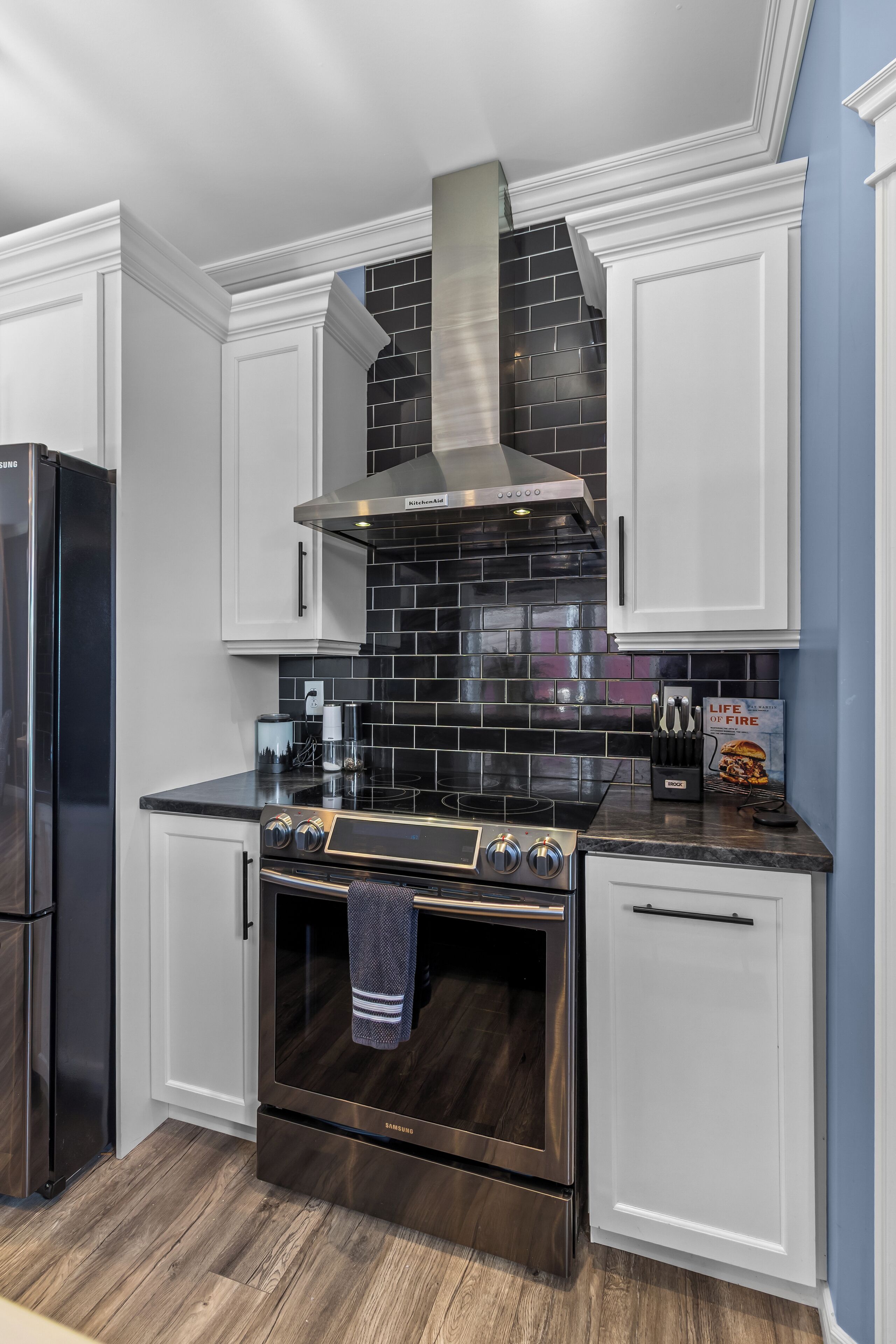 Jääkaappi, mikroaaltouuni, uuni, liesi