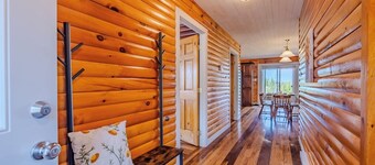 Junction Lookout Cottage 3BR, Hot Tub + Water View