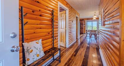 Junction Lookout Cottage 3BR, Hot Tub + Water View