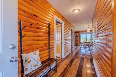 Junction Lookout Cottage 3BR, Hot Tub + Water View