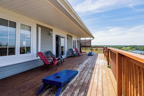 Junction Lookout Cottage 3BR, Hot Tub + Water View