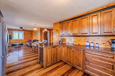 Junction Lookout Cottage 3BR, Hot Tub + Water View