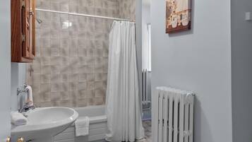 Secador de pelo y toallas