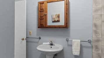 Secador de pelo y toallas