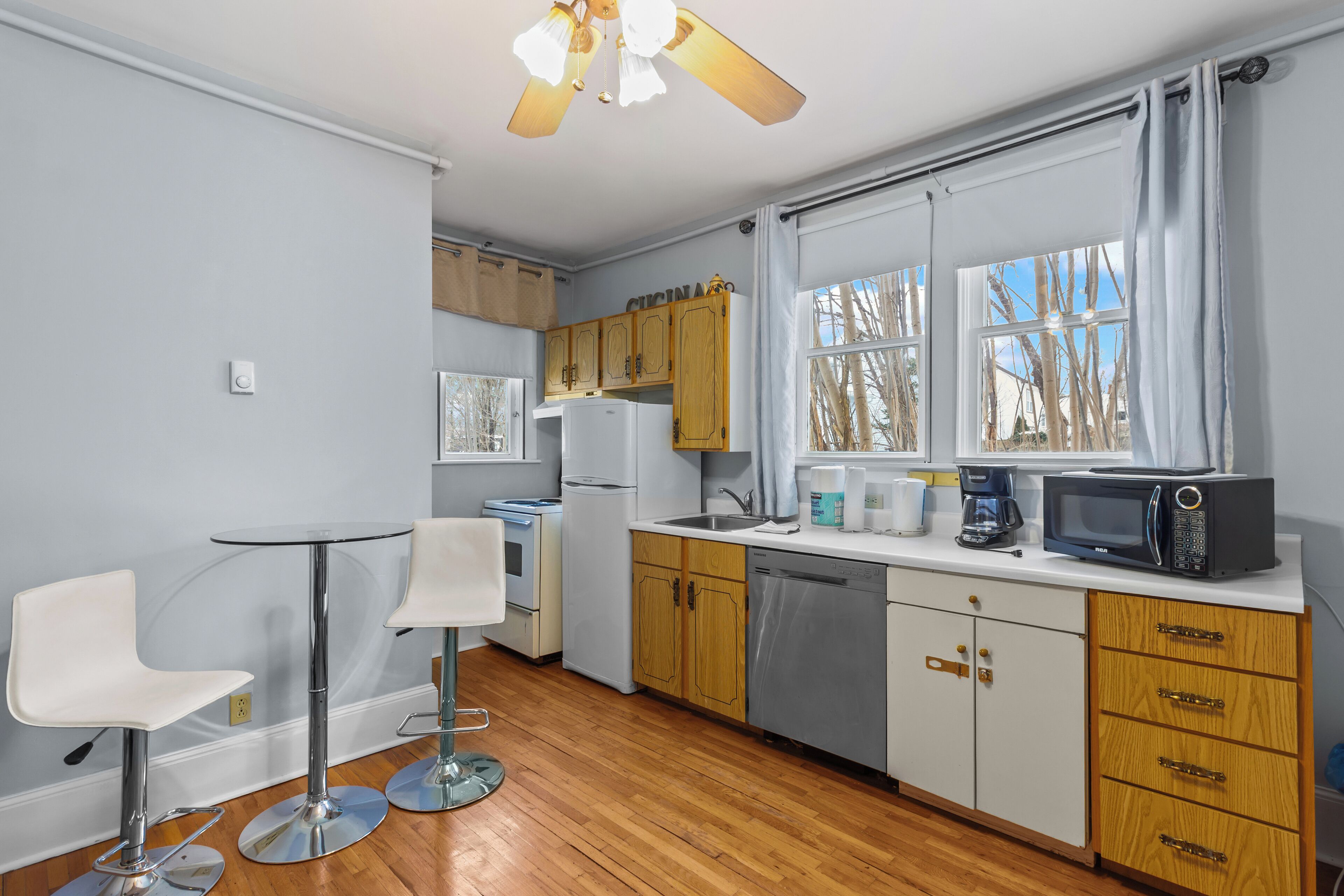 Réfrigérateur, micro-ondes, four, plaque de cuisson