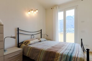 8 habitaciones, tabla de planchar con plancha, wifi y ropa de cama 