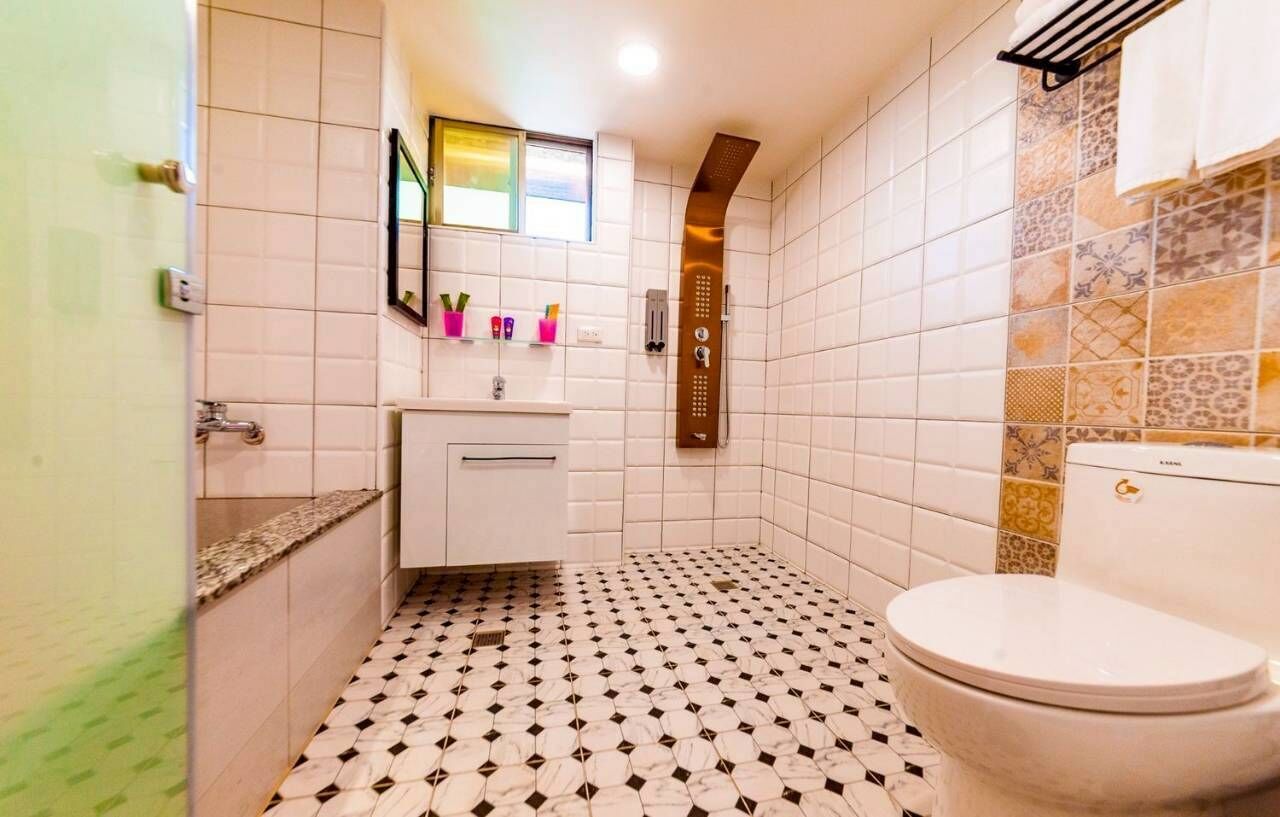 Romantic Quadruple Room | Bathroom