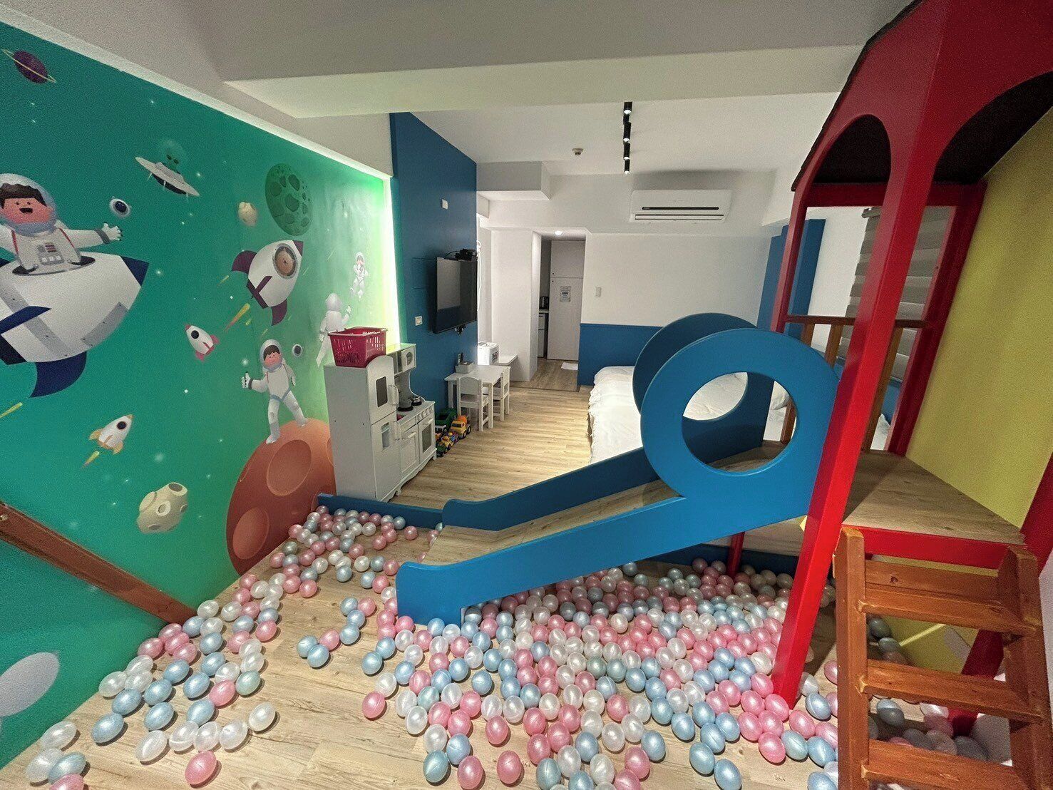Family Quadruple Room | Children's area