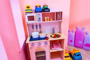 Desk, free WiFi - Little Footprints Family Homestay (Luodong)