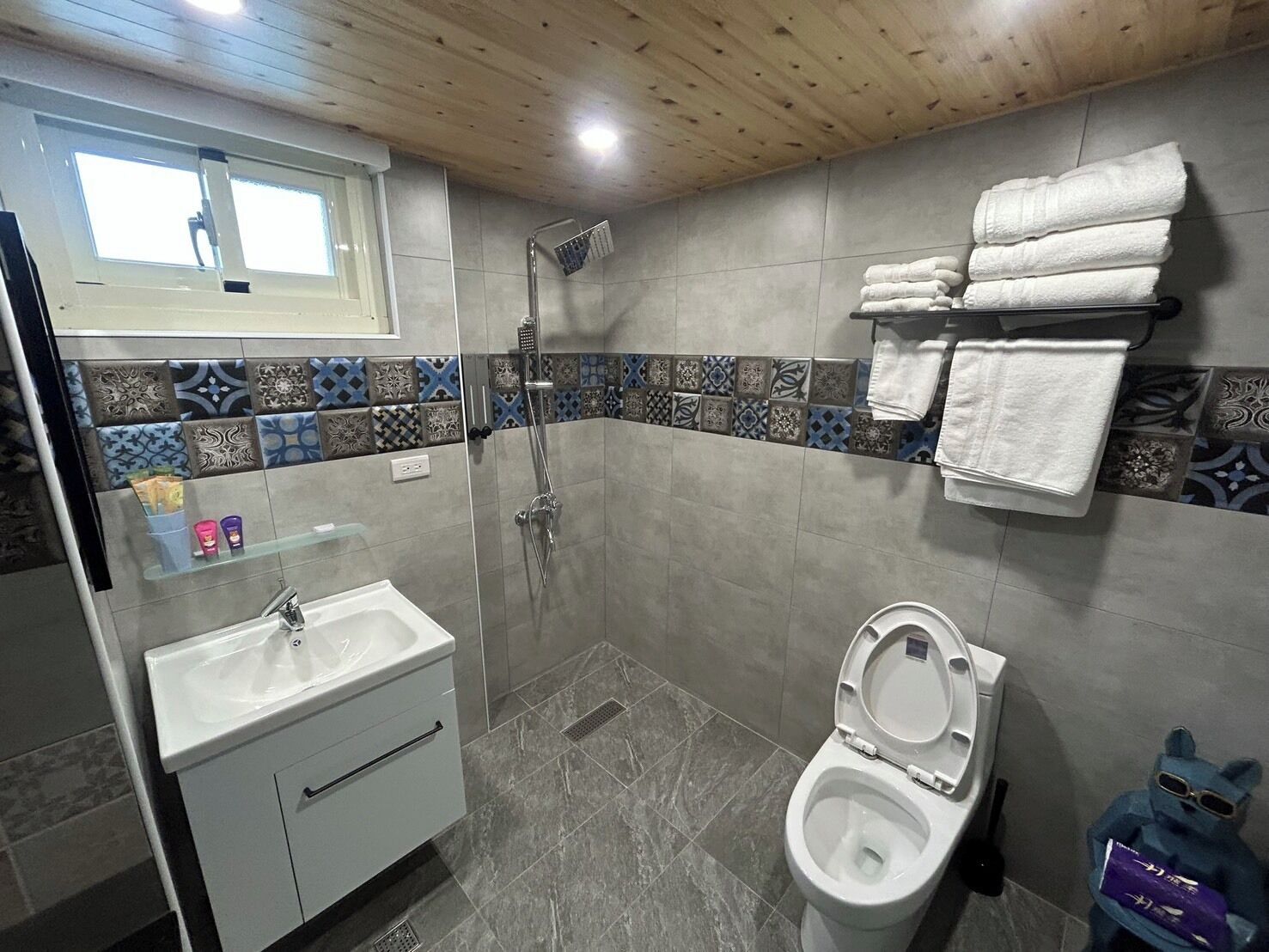 Comfort Quadruple Room | Bilik Mandi | Tab mandi rendaman dalam, hulu semburan mandi hujan, pengering rambut 