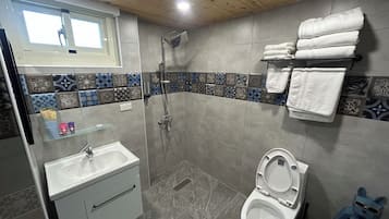 Comfort Quadruple Room | Bilik Mandi | Tab mandi rendaman dalam, hulu semburan mandi hujan, pengering rambut