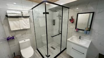 City Quadruple Room | Bathroom | Deep soaking tub, rainfall showerhead, hair dryer, towels