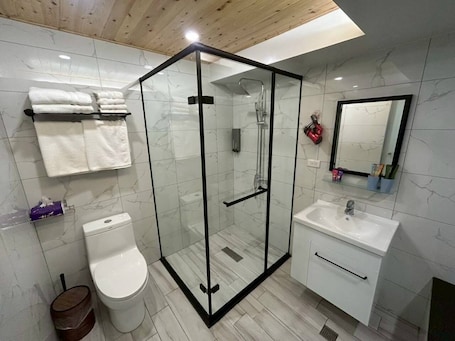 City Quadruple Room | Bathroom | Deep soaking tub, rainfall showerhead, hair dryer, towels. Little Footprints Family Homestay