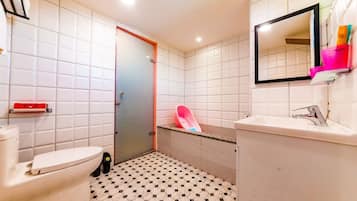 Secador de pelo, toallas, shampoo, papel higiénico