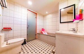 Romantic Quadruple Room | Bilik Mandi | Tab mandi rendaman dalam, hulu semburan mandi hujan, pengering rambut 
