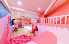 Desk, free WiFi - Little Footprints Family Homestay (Luodong)
