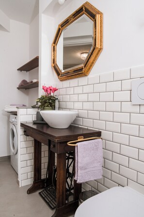 Shower, hair dryer, bidet, towels - The Roman artist house (Roma)
