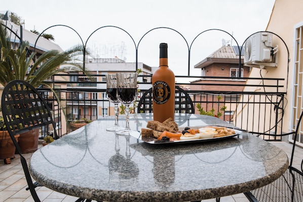Outdoor dining - The Roman artist house (Roma)