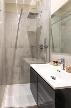 Single Room | Bathroom - Suites 44 (Rome)