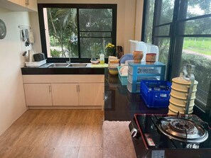 Fridge, microwave, stovetop, cookware/dishes/utensils - Baanphet Sukphrom Wang Nam Khiao (Wang Nam Khiao)