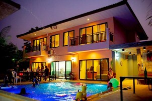 Una piscina al aire libre
