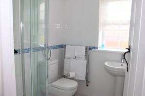 Shower, hair dryer, towels, soap - Beautiful 1-bedroom cottage in Sherburn Village ideal for visiting Durham City (Sherburn Village)