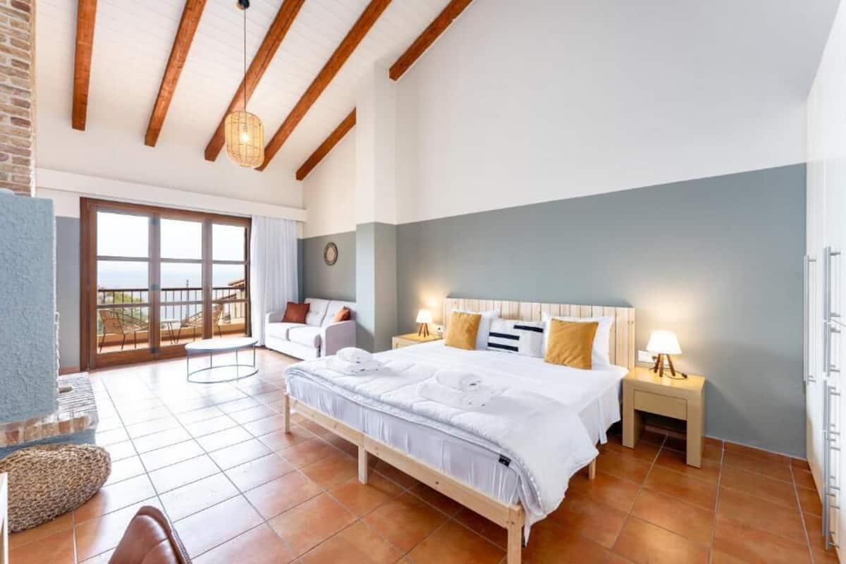 Phòng Suite Junior, ban công, quang cảnh biển | Bàn, truy cập Internet không dây miễn phí