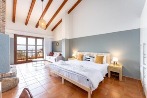 Suite – junior, balkong, sjøutsikt | Skrivebord og wi-fi (inkludert)