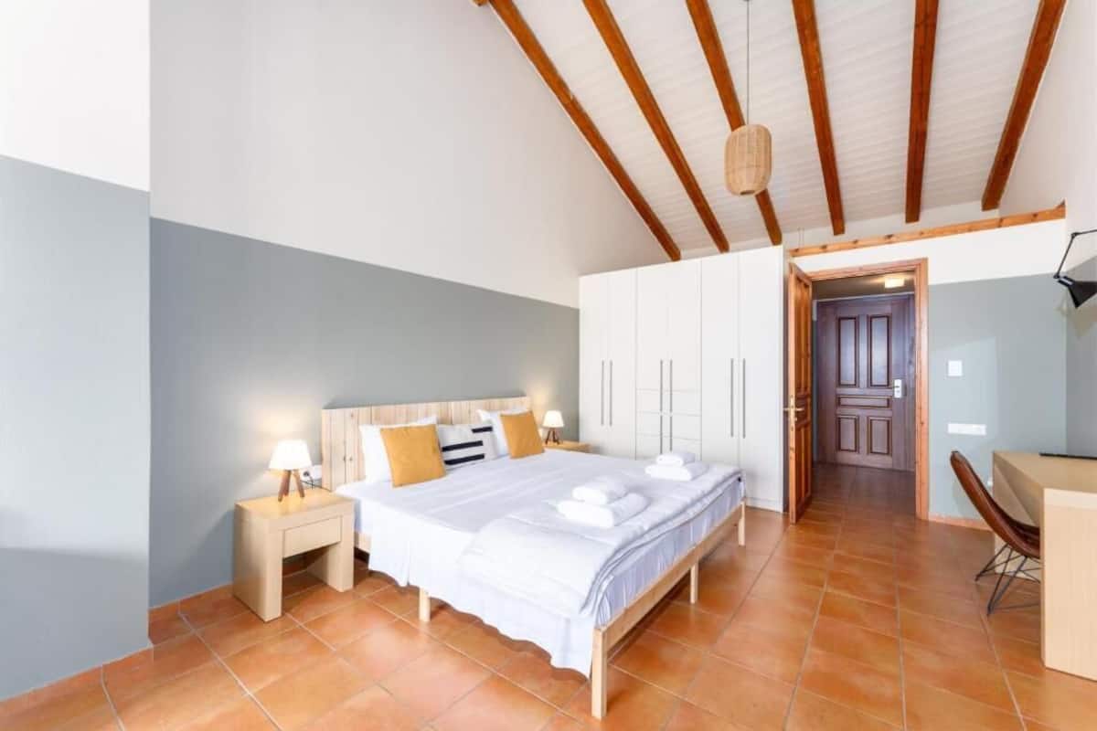 Junior Suite, Balcony, Sea View | Meja, Wi-fi percuma