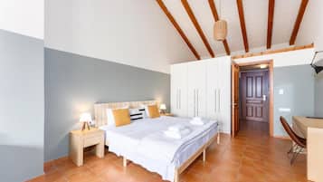 Junior Suite, Balcony, Sea View | Meja, Wi-fi percuma