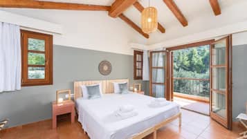 Family Suite, Balcony, Sea View | Meja, Wi-fi percuma